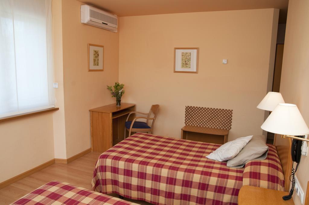 Hotel Villa De Ayerbe Esterno foto