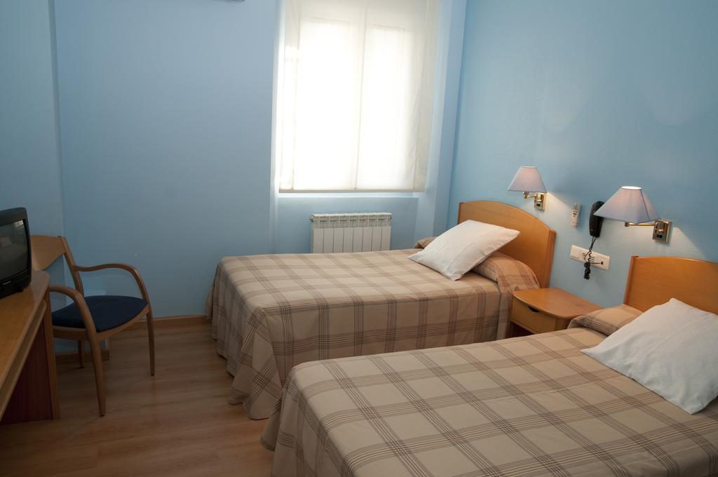 Hotel Villa De Ayerbe Esterno foto
