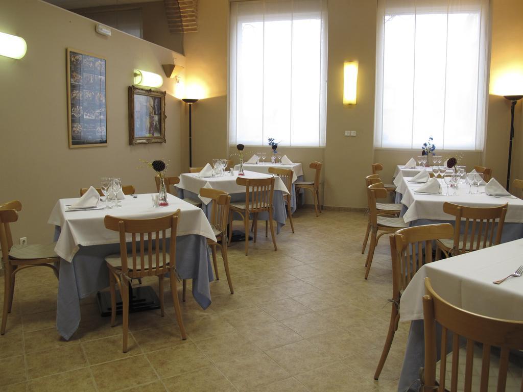 Hotel Villa De Ayerbe Esterno foto