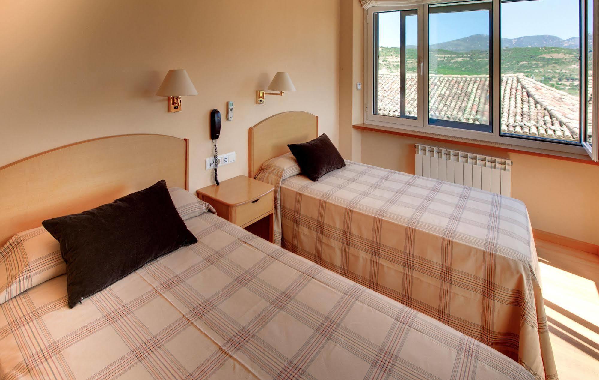 Hotel Villa De Ayerbe Esterno foto