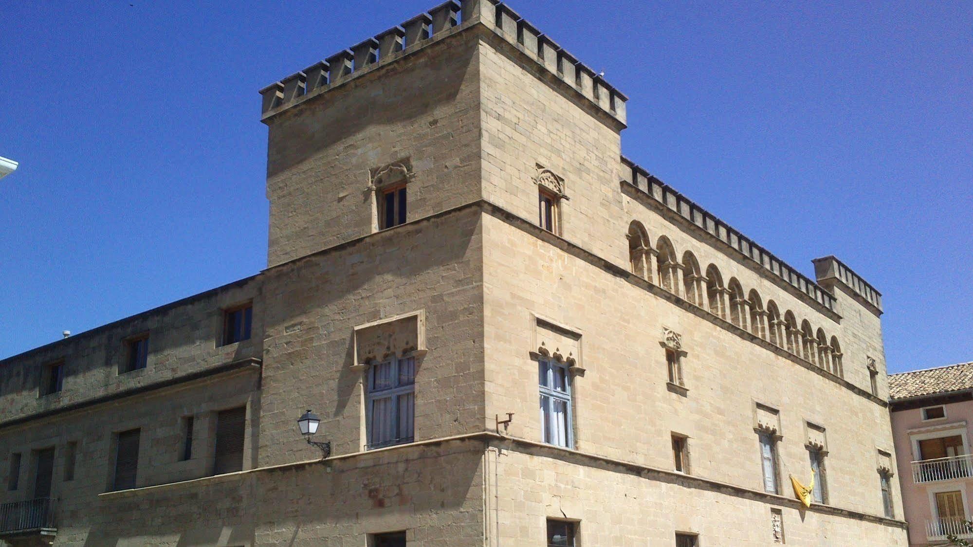 Hotel Villa De Ayerbe Esterno foto